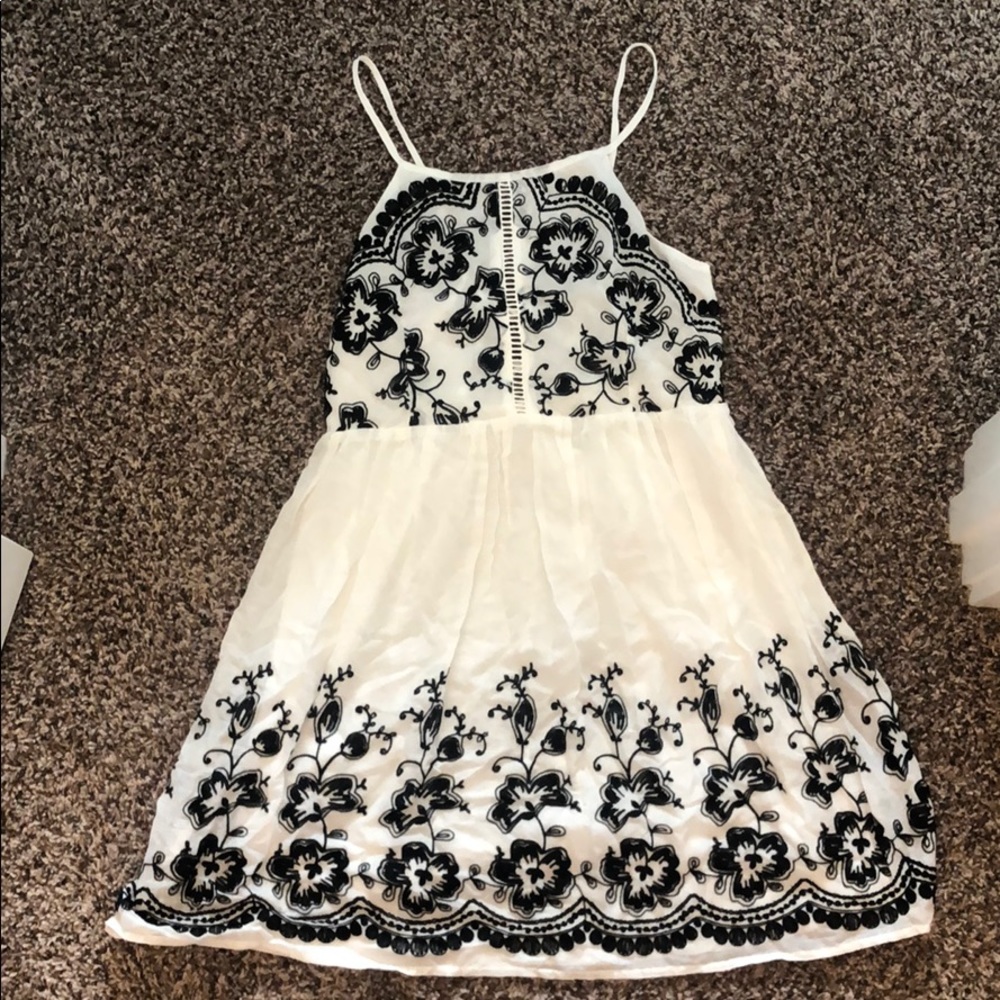 Black and White Floral Lace Dress - Picture 3 of 7